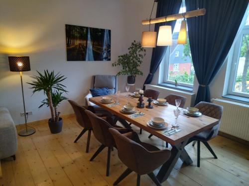 韦尼格罗德FeRo´s Ferienwohnung的一间带木桌和椅子的用餐室