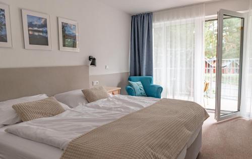 卡门尼乌杰兹德Resort-Restaurant Stilec的一间卧室设有一张床和一个大窗户