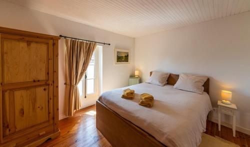 西埃勒河畔科尔德Rue du Barri的一间卧室配有一张大床和两条毛巾