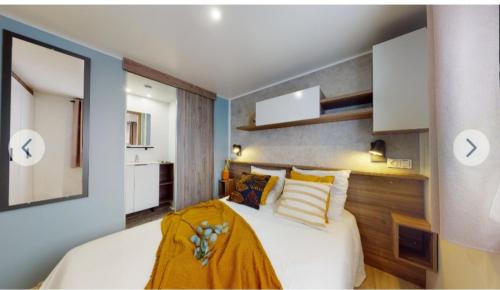 鲁西隆地区卡内Mobil Home -LES Flamants Roses MAR ESTANG的一间卧室配有一张黄色毯子床