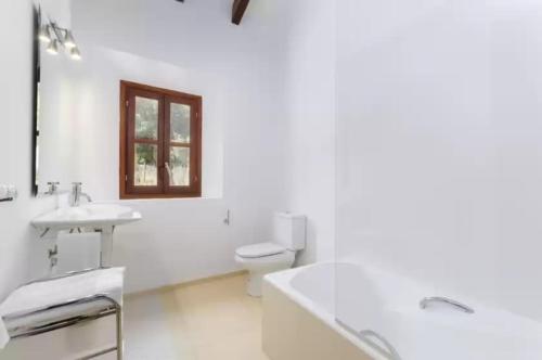 安德拉特斯Puig de Garrafa的白色的浴室设有水槽和卫生间。