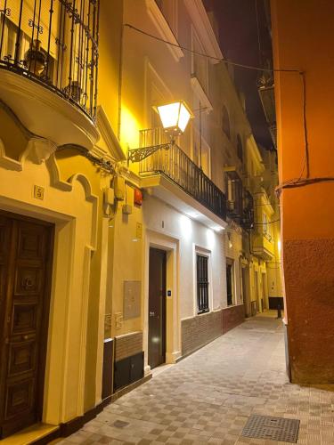 塞维利亚Sevilla DosTorres的夜晚在旧楼里的一个空洞的小巷
