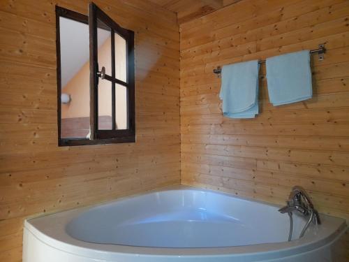Monthureux-sur-SaôneMaison entière avec petite cour intérieure.的带浴缸的木制浴室设有窗户