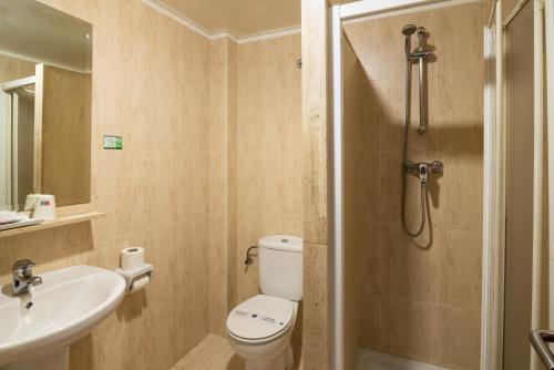 桑坦德Hotel Bedoya的浴室配有卫生间、盥洗盆和淋浴。