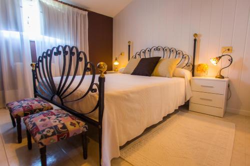 San Pedro de BenquerenciaLOW COST CASA BRAIS的一间卧室配有一张床和一把椅子