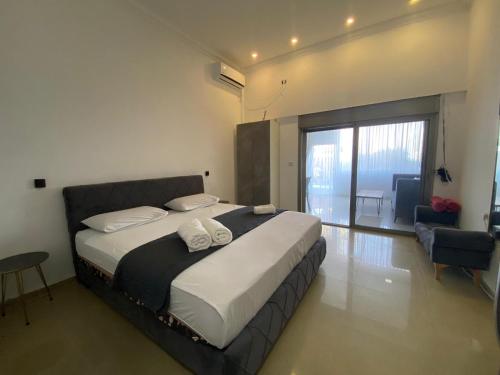 海法Sea Pearl的一间卧室设有一张大床和一个大窗户