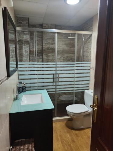 蒙托罗EL NIDO的带淋浴、盥洗盆和卫生间的浴室