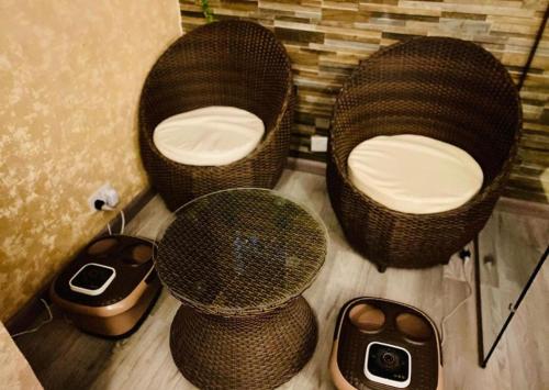 莱基Immaculate 4-Bed detached duplex in Lekki Chevron的一间在客房内设有三个柳条马桶的浴室