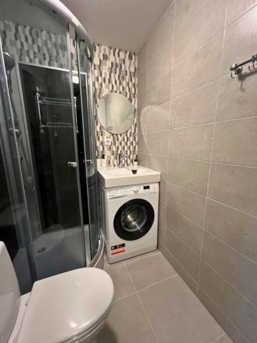 叶卡布皮尔斯Zemgales ielas apartamenti的一间带卫生间和洗衣机的浴室