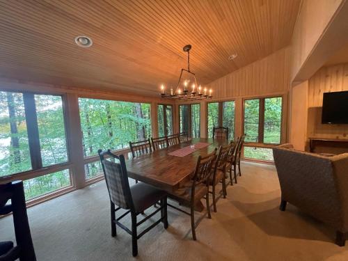 CableSerenity On Lake Owen Condo的用餐室配有大型木桌和椅子