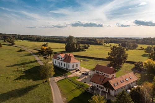 布热茨拉夫Zámeček - Chateau Lány的田野上大房子的空中景观