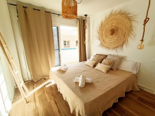 科拉雷侯Chakra House Fuerteventura的一间卧室配有一张床,上面有两条毛巾