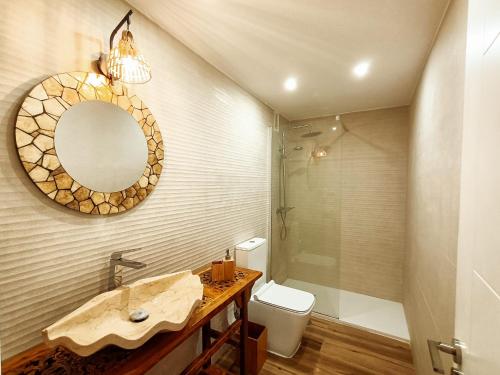 科拉雷侯Chakra House Fuerteventura的一间带水槽、淋浴和镜子的浴室
