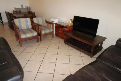马盖特Strandloper 3的带沙发和平面电视的客厅