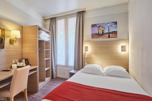 巴黎Hôtel LUX PICPUS的一间卧室配有一张床、一张书桌和一个窗户。