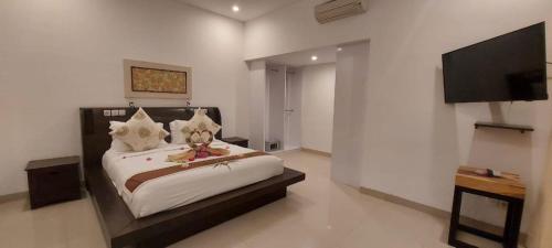 吉利特拉旺安科科莫度假酒店的一间卧室配有一张床和一台平面电视
