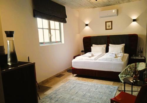 维多利亚Cittadella Suite的一间卧室设有一张床和一个窗口
