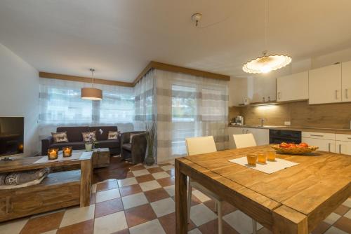 里约·迪·普斯特里亚Apartment Sofia的厨房以及带桌子和沙发的客厅。