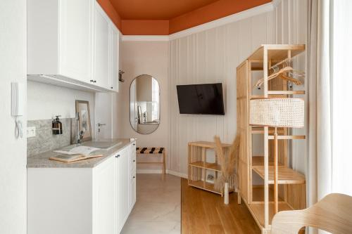 克拉科夫Avanti Palazzo的厨房配有白色橱柜和木制架子