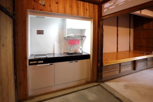 小豆岛KINHOMARU - Vacation STAY 81323v的一个带柜台和水槽的厨房