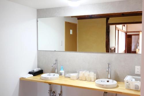 小豆岛KINHOMARU - Vacation STAY 81323v的一间带两个盥洗盆和大镜子的浴室