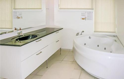 阿森斯Awesome Home In Assens With 3 Bedrooms And Wifi的白色的浴室设有浴缸和水槽。