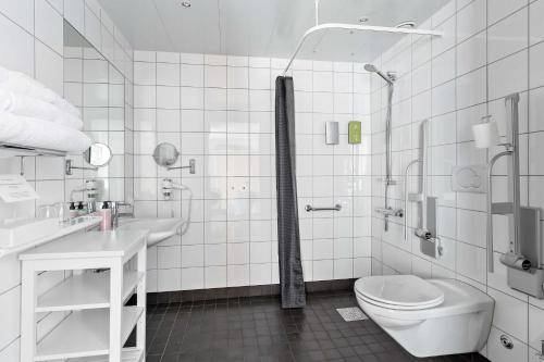 斯德哥尔摩斯尔蒙布罗马贝斯特韦斯特酒店的浴室配有卫生间、盥洗盆和淋浴。