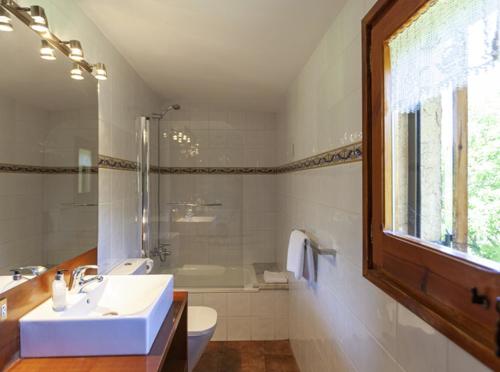 普奇雷奇Cal Colom的一间带水槽、淋浴和卫生间的浴室