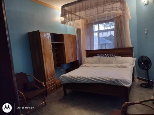 达累斯萨拉姆Luxury Villa Garden的一间卧室设有一张床和一个窗口