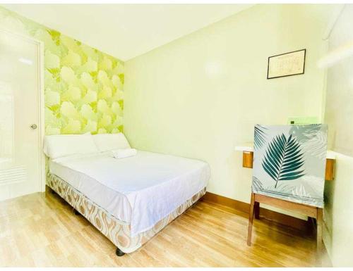 麦克坦OYO 1008 Armond Bed And Breakfast的一间小卧室,配有一张床和一把椅子