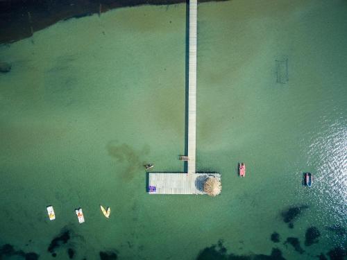塔拉莫内Gitavillage Talamone的码头水体的空中景观
