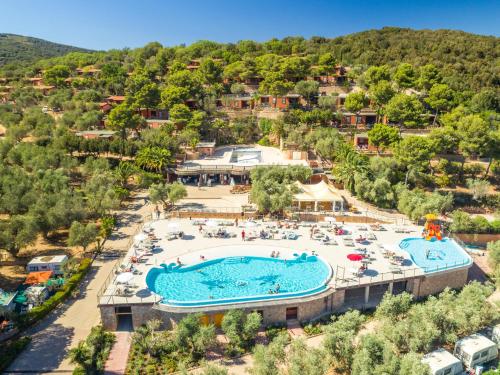塔拉莫内Gitavillage Talamone的享有度假村的空中景致,设有大型游泳池