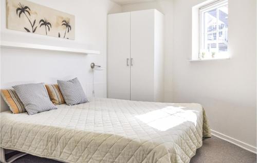 博恩瑟Lovely Apartment In Bogense With Sauna的一间白色客房内的床铺卧室