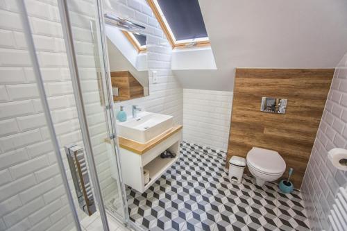 萨尔瓦尔Berill Suites的一间带水槽和卫生间的浴室