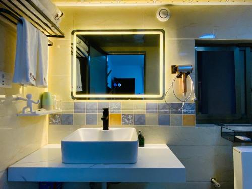 大理大理古城煮雨客栈的一间带水槽和镜子的浴室