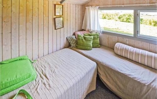 AsperupBeautiful Home In Asperup With 4 Bedrooms, Sauna And Wifi的一间小卧室,配有床和窗户