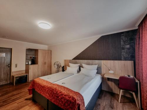 特里尔霍夫艾斯垂切尔酒店的一间卧室配有一张带红色毯子的大床