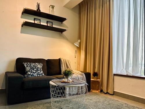 塞贝维甘华舒适套房公寓的客厅配有沙发和桌子