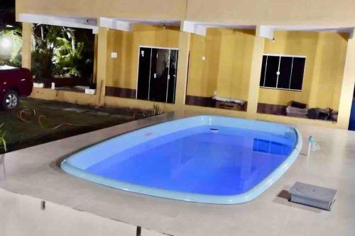 安格拉杜斯雷斯Casa com churrasqueira e piscina, perto de riacho的房屋内的大型蓝色浴缸