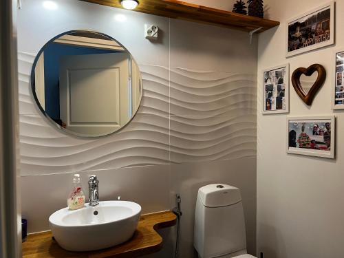 InkooMoonloft@VillaSolbacka的浴室设有水槽和墙上的镜子