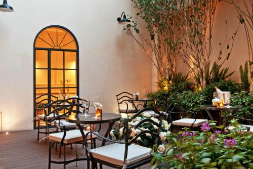 罗马十五钥匙酒店的一个带桌椅和植物的庭院