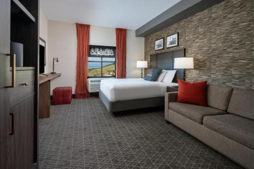 克里普尔克里克Golden Nugget & Gold King Mountain Inn的酒店客房,配有床和沙发