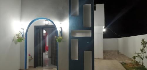 Awlād ‘UmarVilla Maria & Nour的一条拥有蓝白色墙壁的走廊