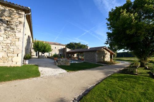 Sainte-GemmeLe Gîte du Taureau的通往房屋和建筑物的车道