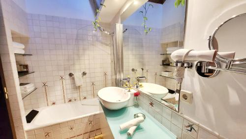 托莱多水边精品酒店的浴室配有2个盥洗盆和1个浴缸。