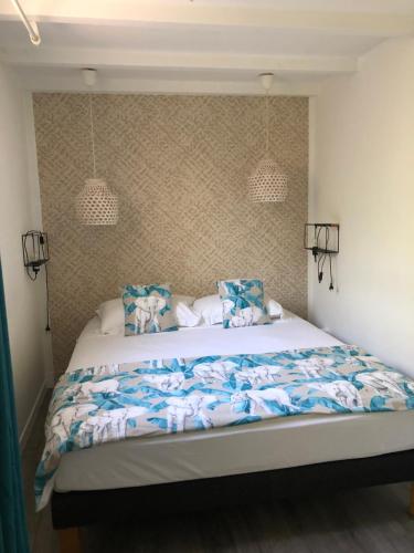 Borgo2 pièces indépendant avec son jardinet privé的一间卧室配有一张带蓝白色床单的大床