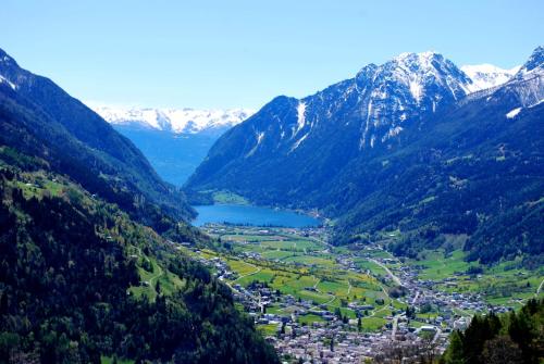 波斯基亚沃window on the green的山中的一个山谷,有一座城镇和一座湖泊