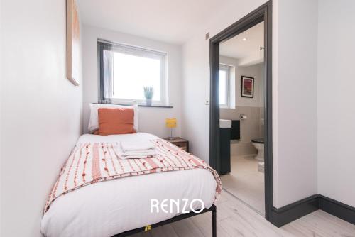德比Central 2 Bed Apartment in Derby by Renzo, Free Wi-Fi, Ideal for contractors的一间卧室配有一张床和镜子