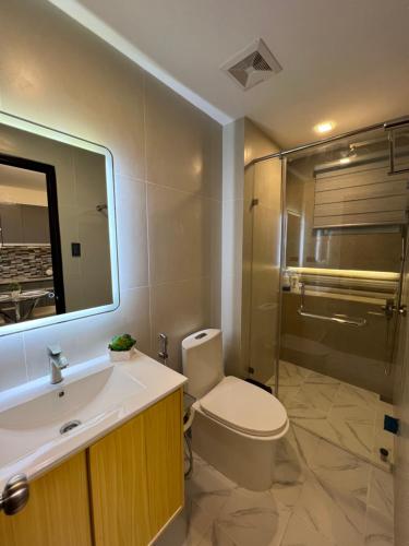 安吉利斯Luxury Cabin Near Fields Avenue的浴室配有卫生间、盥洗盆和淋浴。