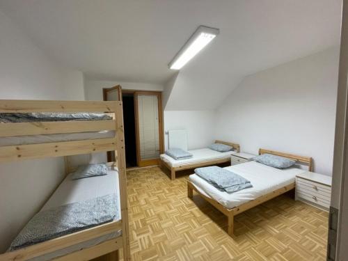 卢布尔雅那Buzahouse的一间房间,设有三张双层床